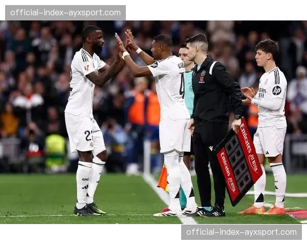 特写:拉斯帕尔马斯球迷在球队落后时仍高歌助威 特写:拉斯帕尔马斯球迷在球队落后时仍高歌助威